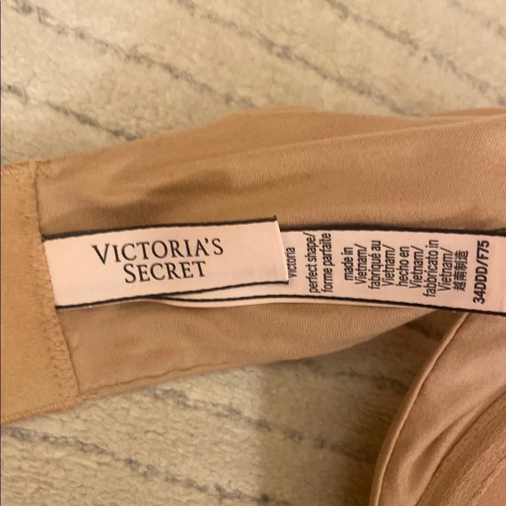 VICTORIA’S SECRET. Elegant Cream Underwire Bra